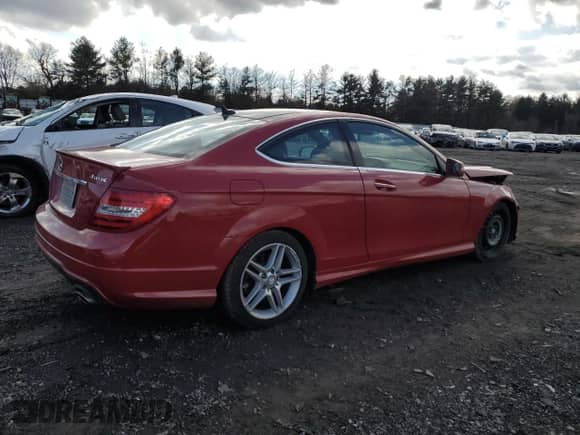 2013 Mercedes-Benz C 350 z VIN WDDGJ8JB2DF972458, wystawiony jako Copart lot #82224984 z przebiegiem 135 554 mil mil oraz Szkoda całkowita • Salvage title. Historia ofert i sprzedaży dostępna na DreamBid. Obrazek 3.