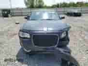2015 Chrysler 300 Limited z VIN 2C3CCARG6FH923621, wystawiony jako Copart lot #69380615 z przebiegiem 131 239 mil mil oraz Szkoda całkowita • Salvage title. Historia ofert i sprzedaży dostępna na DreamBid. Obrazek 5.