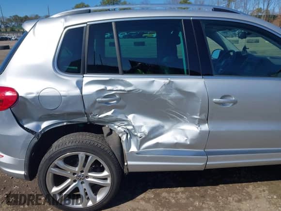 2017 Volkswagen Tiguan Sport с VIN WVGUV7AXXHK030495, выставлен на аукционе IAAI как лот 41911055 с пробегом 48 534 миль миль и . История ставок и продаж доступна на DreamBid. Изображение 6.