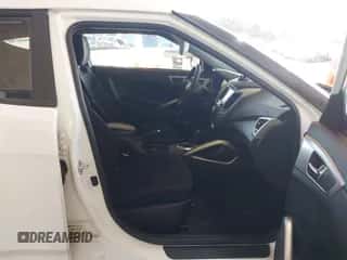 2016 Hyundai Veloster z VIN KMHTC6AD8GU269483, wystawiony jako IAAI lot #43445704 z przebiegiem 121 575 mil mil oraz . Historia ofert i sprzedaży dostępna na DreamBid. Obrazek 5.