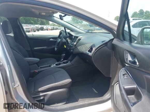 2019 Chevrolet Cruze z VIN 1G1BJ5SM3K7106402, wystawiony jako IAAI lot #42422526 z przebiegiem 104 627 mil mil oraz . Historia ofert i sprzedaży dostępna na DreamBid. Obrazek 5.