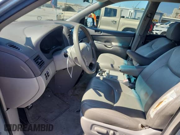 2010 Toyota Sienna CE z VIN 5TDKK4CC1AS339350, wystawiony jako Copart lot #82258545 z przebiegiem 170 742 mil mil oraz Czysty tytuł • Clean title. Historia ofert i sprzedaży dostępna na DreamBid. Obrazek 7.