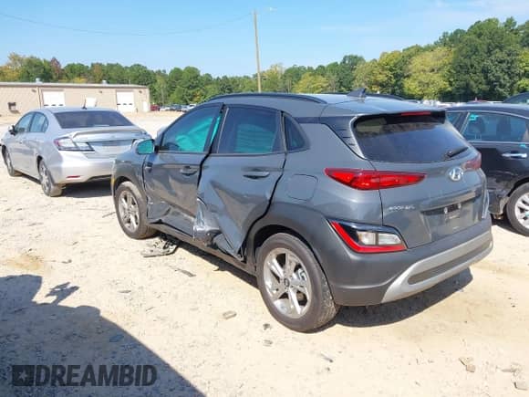 2023 Hyundai Kona SEL z VIN KM8K32ABXPU060653, wystawiony jako IAAI lot #43219883 z przebiegiem 20 390 mil mil oraz . Historia ofert i sprzedaży dostępna na DreamBid. Obrazek 3.