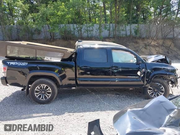 2021 Toyota Tacoma SR5 z VIN 3TYDZ5BN1MT002778, wystawiony jako IAAI lot #42591088 z przebiegiem Nie podano mil oraz . Historia ofert i sprzedaży dostępna na DreamBid. Obrazek 13.