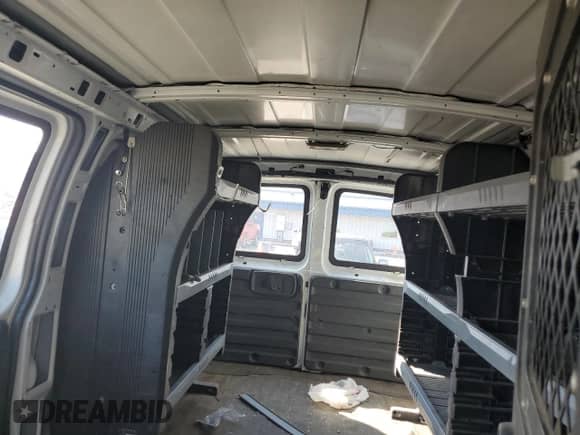 2008 Chevrolet Express Cargo z VIN 1GCGG25C581110752, wystawiony jako Copart lot #84923135 z przebiegiem 205 216 mil mil oraz Czysty tytuł • Clean title. Historia ofert i sprzedaży dostępna na DreamBid. Obrazek 10.