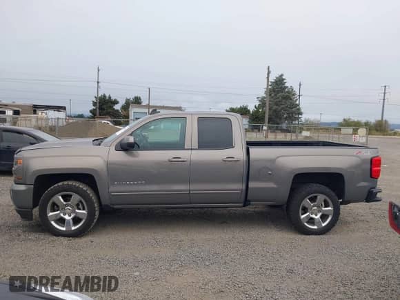 2017 Chevrolet Silverado 1500 LT z VIN 1GCVKREC8HZ193450, wystawiony jako IAAI lot #42889203 z przebiegiem 98 411 mil mil oraz . Historia ofert i sprzedaży dostępna na DreamBid. Obrazek 14.