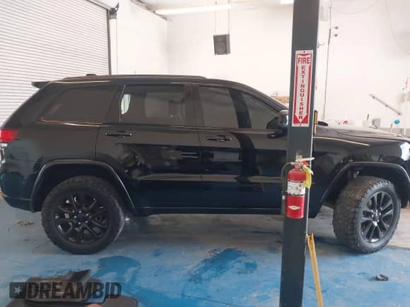 2018 Jeep Grand Cherokee Altitude с VIN 1C4RJFAG9JC137618, выставлен на аукционе IAAI как лот 42898056 с пробегом 127 273 миль миль и . История ставок и продаж доступна на DreamBid. Изображение 13.