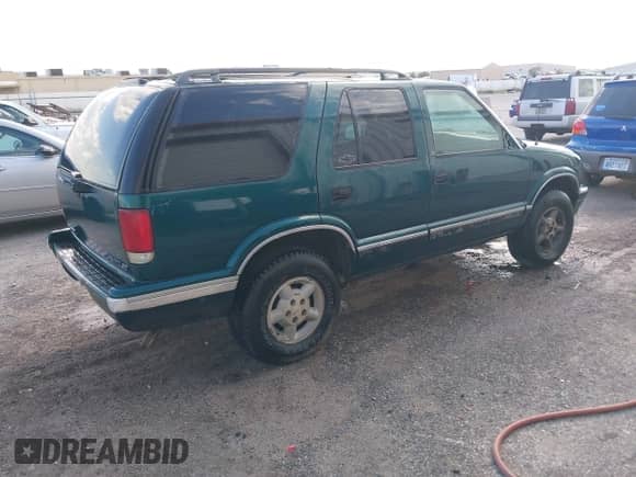 1996 Chevrolet Blazer with VIN 1GNDT13W1T2261507, listed as a IAAI auction lot 43327033 with 188,609 mi miles and . Bid and sale history available at DreamBid. Image 4.