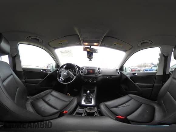 2017 Volkswagen Tiguan S с VIN WVGAV7AX4HK011010, выставлен на аукционе IAAI как лот 41082700 с пробегом 95 661 миль миль и . История ставок и продаж доступна на DreamBid. Изображение 18.