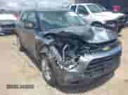 2022 Chevrolet TrailBlazer LS z VIN KL79MMS24NB103562, wystawiony jako IAAI lot #42623549 z przebiegiem 53 698 mil mil oraz . Historia ofert i sprzedaży dostępna na DreamBid. Obrazek 6.