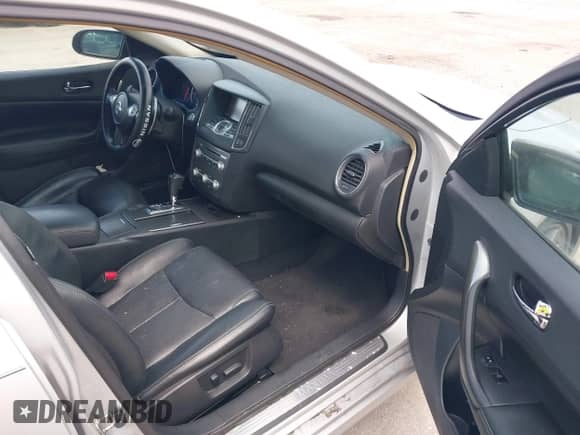 2014 Nissan Maxima S z VIN 1N4AA5APXEC444170, wystawiony jako IAAI lot #43251311 z przebiegiem 243 605 mil mil oraz . Historia ofert i sprzedaży dostępna na DreamBid. Obrazek 5.