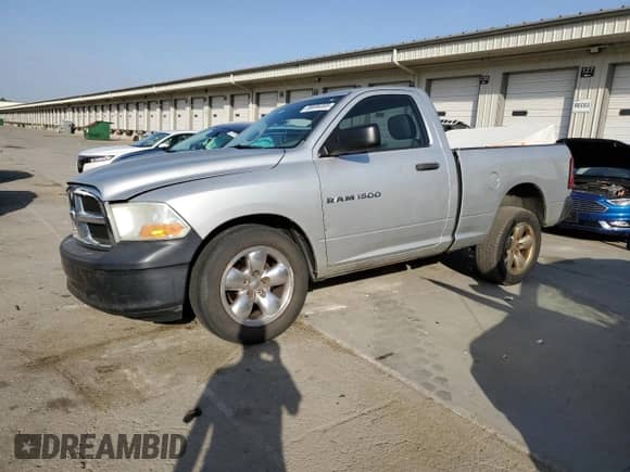 2011 Ram 1500 ST z VIN 3D7JB1EK3BG504495, wystawiony jako Copart lot #56686305 z przebiegiem 268 167 mil mil oraz Czysty tytuł • Clean title. Historia ofert i sprzedaży dostępna na DreamBid. Obrazek 1.