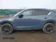 2022 Mazda CX-5 S Carbon Edition z VIN JM3KFBCM2N0529241, wystawiony jako IAAI lot #41708100 z przebiegiem 24 139 mil mil oraz . Historia ofert i sprzedaży dostępna na DreamBid. Obrazek 15.