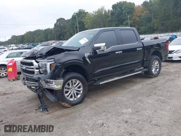 2024 Ford F-150 Lariat z VIN 1FTFW5L52RFA75628, wystawiony jako IAAI lot #43393183 z przebiegiem 15 578 mil mil oraz . Historia ofert i sprzedaży dostępna na DreamBid. Obrazek 2.