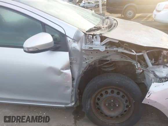 2015 Toyota Prius One z VIN JTDKDTB33F1575685, wystawiony jako IAAI lot #43508333 z przebiegiem 121 064 mil mil oraz . Historia ofert i sprzedaży dostępna na DreamBid. Obrazek 19.