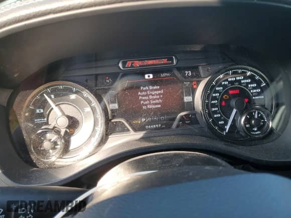 2022 Ram 1500 Rebel z VIN 1C6SRFLM8NN308373, wystawiony jako Copart lot #66814305 z przebiegiem 66 857 mil mil oraz Czysty tytuł • Clean title. Historia ofert i sprzedaży dostępna na DreamBid. Obrazek 9.