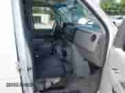 2012 Ford Econoline Cargo Commercial z VIN 1FTNE1EW0CDB16726, wystawiony jako IAAI lot #43024686 z przebiegiem 111 035 mil mil oraz . Historia ofert i sprzedaży dostępna na DreamBid. Obrazek 5.