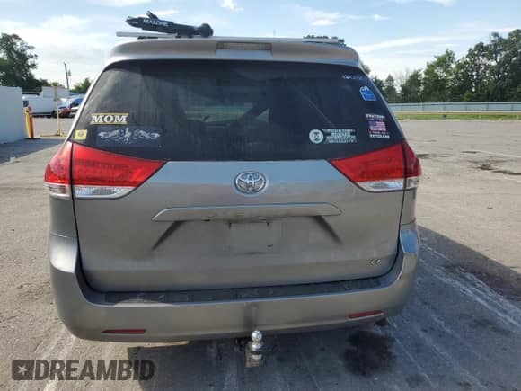 2013 Toyota Sienna LE AAS z VIN 5TDKK3DC0DS304084, wystawiony jako Copart lot #66098385 z przebiegiem Nie podano mil oraz Szkoda całkowita • Salvage title. Historia ofert i sprzedaży dostępna na DreamBid. Obrazek 6.