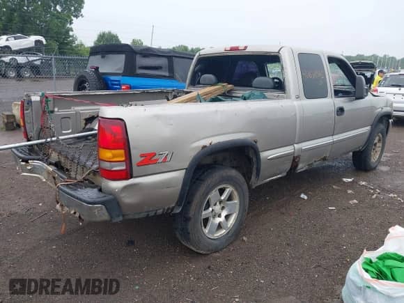 2000 GMC Sierra 1500 SLE z VIN 1GTEK19T0YE186897, wystawiony jako IAAI lot #42636565 z przebiegiem 229 310 mil mil oraz . Historia ofert i sprzedaży dostępna na DreamBid. Obrazek 4.