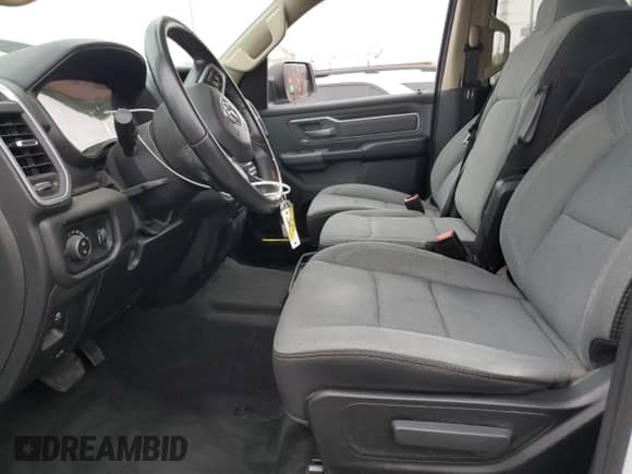 2020 Ram 1500 Big Horn z VIN 1C6SRFMTXLN264427, wystawiony jako Copart lot #58765055 z przebiegiem 79 512 mil mil oraz Szkoda całkowita • Salvage title. Historia ofert i sprzedaży dostępna na DreamBid. Obrazek 7.