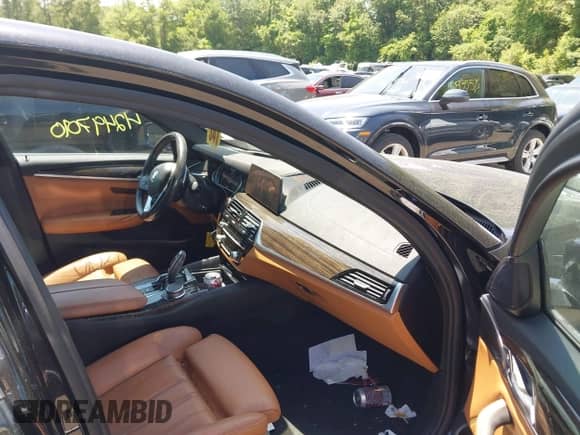 2019 BMW 5 Series 530e xDrive z VIN WBAJB1C53KB375221, wystawiony jako IAAI lot #42497010 z przebiegiem 71 574 mil mil oraz . Historia ofert i sprzedaży dostępna na DreamBid. Obrazek 5.