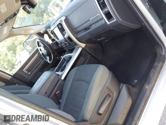 2017 Ram 1500 SLT z VIN 1C6RR7LTXHS835137, wystawiony jako IAAI lot #42663569 z przebiegiem Nie podano mil oraz . Historia ofert i sprzedaży dostępna na DreamBid. Obrazek 5.