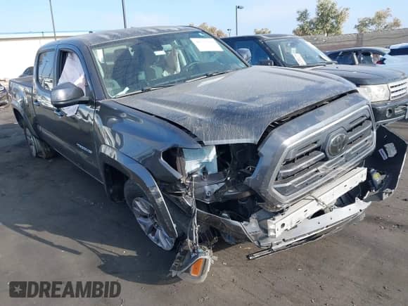 2018 Toyota Tacoma SR5 z VIN 3TMBZ5DN8JM013191, wystawiony jako IAAI lot #42555761 z przebiegiem 34 542 mil mil oraz . Historia ofert i sprzedaży dostępna na DreamBid. Obrazek 1.