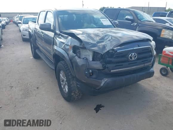 2017 Toyota Tacoma SR5 z VIN 5TFAZ5CN9HX050378, wystawiony jako IAAI lot #42942344 z przebiegiem 158 431 mil mil oraz . Historia ofert i sprzedaży dostępna na DreamBid. Obrazek 1.