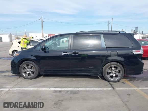 2016 Toyota Sienna SE with VIN 5TDXK3DC9GS720810, listed as a IAAI auction lot 41403167 with 121,801 mi miles and . Bid and sale history available at DreamBid. Image 14.