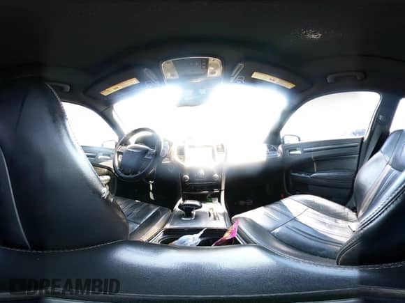 2014 Chrysler 300 S с VIN 2C3CCABG7EH272654, выставлен на аукционе IAAI как лот 43147657 с пробегом 202 449 миль миль и . История ставок и продаж доступна на DreamBid. Изображение 18.