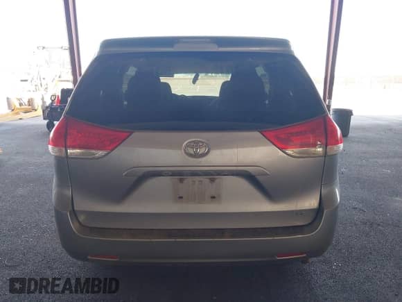 2012 Toyota Sienna z VIN 5TDKA3DC2CS013412, wystawiony jako IAAI lot #43273974 z przebiegiem 193 603 mil mil oraz . Historia ofert i sprzedaży dostępna na DreamBid. Obrazek 16.