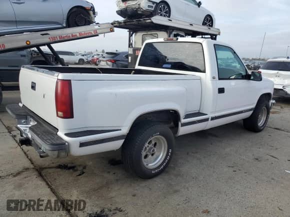 1997 Chevrolet Silverado 1500 with VIN 1GCEC14R3VZ118039, listed as a Copart auction lot 85575614 with 105,417 mi miles and Salvage title. Bid and sale history available at DreamBid. Image 3.