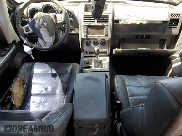 2011 Dodge Nitro Shock z VIN 1D4PU7GX5BW501225, wystawiony jako Copart lot #68369974 z przebiegiem 299 262 mil mil oraz Szkoda całkowita • Salvage title. Historia ofert i sprzedaży dostępna na DreamBid. Obrazek 8.