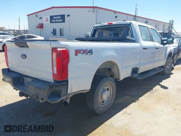 2024 Ford F-250 XL z VIN 1FT7W2BA6REC52771, wystawiony jako IAAI lot #41864059 z przebiegiem 29 652 mil mil oraz . Historia ofert i sprzedaży dostępna na DreamBid. Obrazek 4.