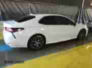 2021 Toyota Camry SE z VIN 4T1S11AK4MU450160, wystawiony jako Copart lot #56654905 z przebiegiem 68 192 mil mil oraz Czysty tytuł • Clean title. Historia ofert i sprzedaży dostępna na DreamBid. Obrazek 3.