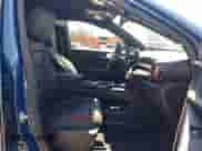 2025 Chevrolet Equinox FWD RS z VIN 3GNAXLEG7SL193915, wystawiony jako IAAI lot #42928003 z przebiegiem 4 440 mil mil oraz . Historia ofert i sprzedaży dostępna na DreamBid. Obrazek 5.