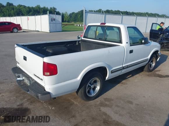 2003 Chevrolet S-10 z VIN 1GCCS14X238272723, wystawiony jako IAAI lot #42800305 z przebiegiem 178 364 mil mil oraz . Historia ofert i sprzedaży dostępna na DreamBid. Obrazek 4.
