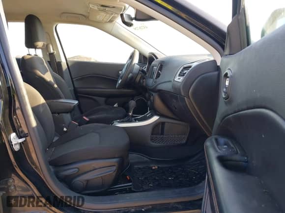 2020 Jeep Compass Sport z VIN 3C4NJCAB7LT230467, wystawiony jako IAAI lot #43226729 z przebiegiem 112 835 mil mil oraz . Historia ofert i sprzedaży dostępna na DreamBid. Obrazek 5.