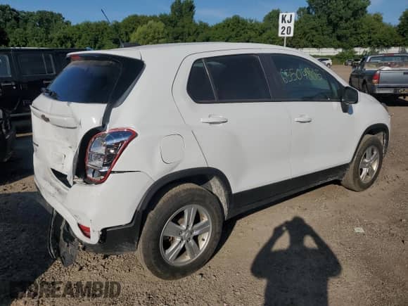 2022 Chevrolet Trax LS z VIN KL7CJNSM9NB527227, wystawiony jako Copart lot #65504805 z przebiegiem 67 152 mil mil oraz Nie do naprawy • Non repairable. Historia ofert i sprzedaży dostępna na DreamBid. Obrazek 3.