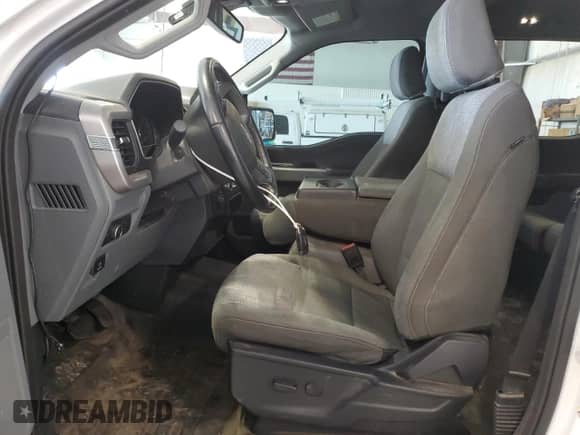 2022 Ford F-150 XL z VIN 1FTFW1E5XNKE02767, wystawiony jako Copart lot #64610285 z przebiegiem 52 913 mil mil oraz Szkoda całkowita • Salvage title. Historia ofert i sprzedaży dostępna na DreamBid. Obrazek 7.