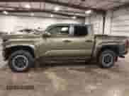 2024 Toyota Tacoma SR5 z VIN 3TMLB5JN6RM076802, wystawiony jako IAAI lot #42685264 z przebiegiem 10 186 mil mil oraz . Historia ofert i sprzedaży dostępna na DreamBid. Obrazek 15.