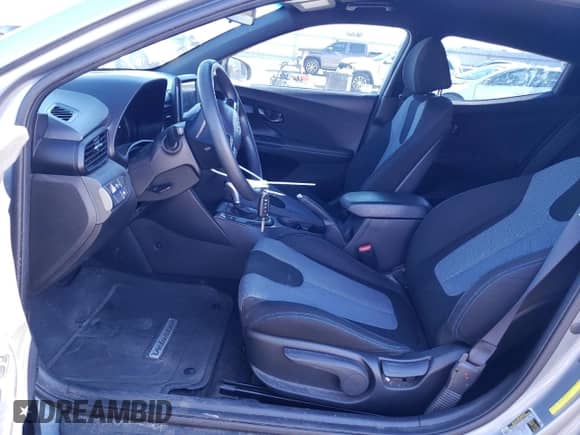 2019 Hyundai Veloster 2.0 z VIN KMHTG6AF1KU017833, wystawiony jako Copart lot #82904093 z przebiegiem 69 556 mil mil oraz . Historia ofert i sprzedaży dostępna na DreamBid. Obrazek 7.