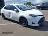 2019 Toyota Corolla L z VIN 5YFBURHE0KP903078, wystawiony jako IAAI lot #43108347 z przebiegiem 59 990 mil mil oraz . Historia ofert i sprzedaży dostępna na DreamBid. Obrazek 1.