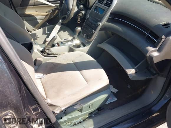 2015 Chevrolet Malibu LS z VIN 1G11B5SL5FF111225, wystawiony jako IAAI lot #43176356 z przebiegiem Nie podano mil oraz . Historia ofert i sprzedaży dostępna na DreamBid. Obrazek 5.