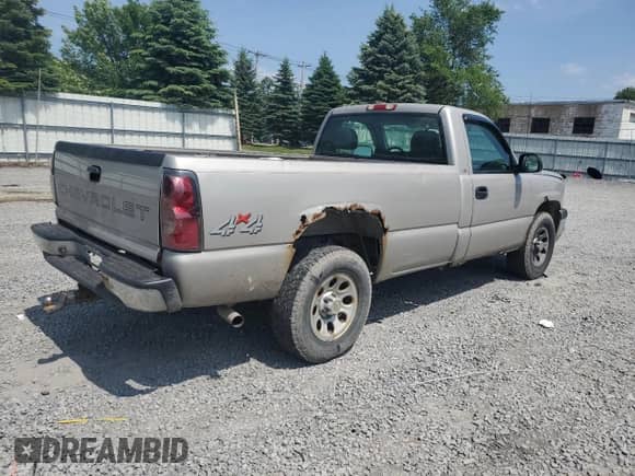 2004 Chevrolet Silverado 1500 LS z VIN 1GCEK14T64E276928, wystawiony jako Copart lot #62208835 z przebiegiem 119 235 mil mil oraz Czysty tytuł • Clean title. Historia ofert i sprzedaży dostępna na DreamBid. Obrazek 3.