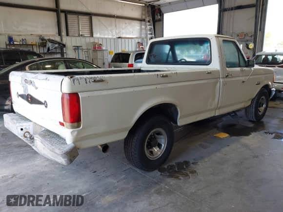 1988 Ford F-150 z VIN 1FTDF15Y5JPB73431, wystawiony jako IAAI lot #43108884 z przebiegiem 39 762 mil mil oraz . Historia ofert i sprzedaży dostępna na DreamBid. Obrazek 3.