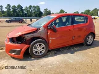 2012 Chevrolet Sonic LT с VIN 1G1JC6SB7C4198921, выставлен на аукционе Copart как лот 69010105 с пробегом 46 928 миль миль и Списание • Salvage title. История ставок и продаж доступна на DreamBid. Изображение 1.