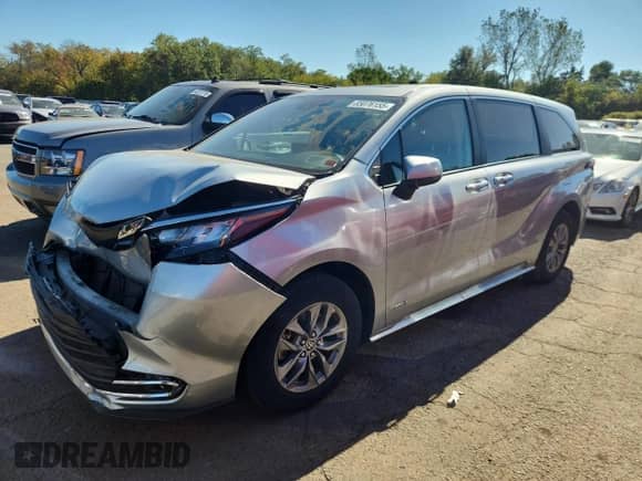 2021 Toyota Sienna XLE z VIN 5TDYSKFC3MS009479, wystawiony jako Copart lot #85076155 z przebiegiem 34 830 mil mil oraz Szkoda całkowita • Salvage title. Historia ofert i sprzedaży dostępna na DreamBid. Obrazek 1.