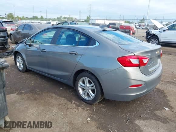 2018 Chevrolet Cruze LT z VIN 1G1BE5SMXJ7191371, wystawiony jako IAAI lot #43055956 z przebiegiem 104 565 mil mil oraz . Historia ofert i sprzedaży dostępna na DreamBid. Obrazek 3.