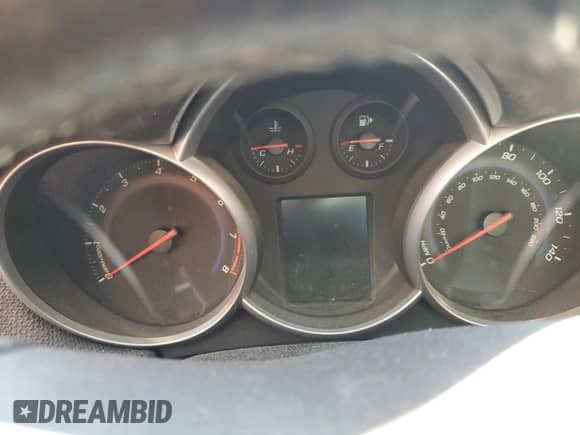 2014 Chevrolet Cruze 1LT z VIN 1G1PC5SB4E7382283, wystawiony jako Copart lot #86212195 z przebiegiem Nie podano mil oraz Szkoda całkowita • Salvage title. Historia ofert i sprzedaży dostępna na DreamBid. Obrazek 9.